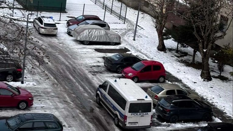 Osoba teško povrijeđena nakon pada kroz prozor, svemu navodno prethodio sukob